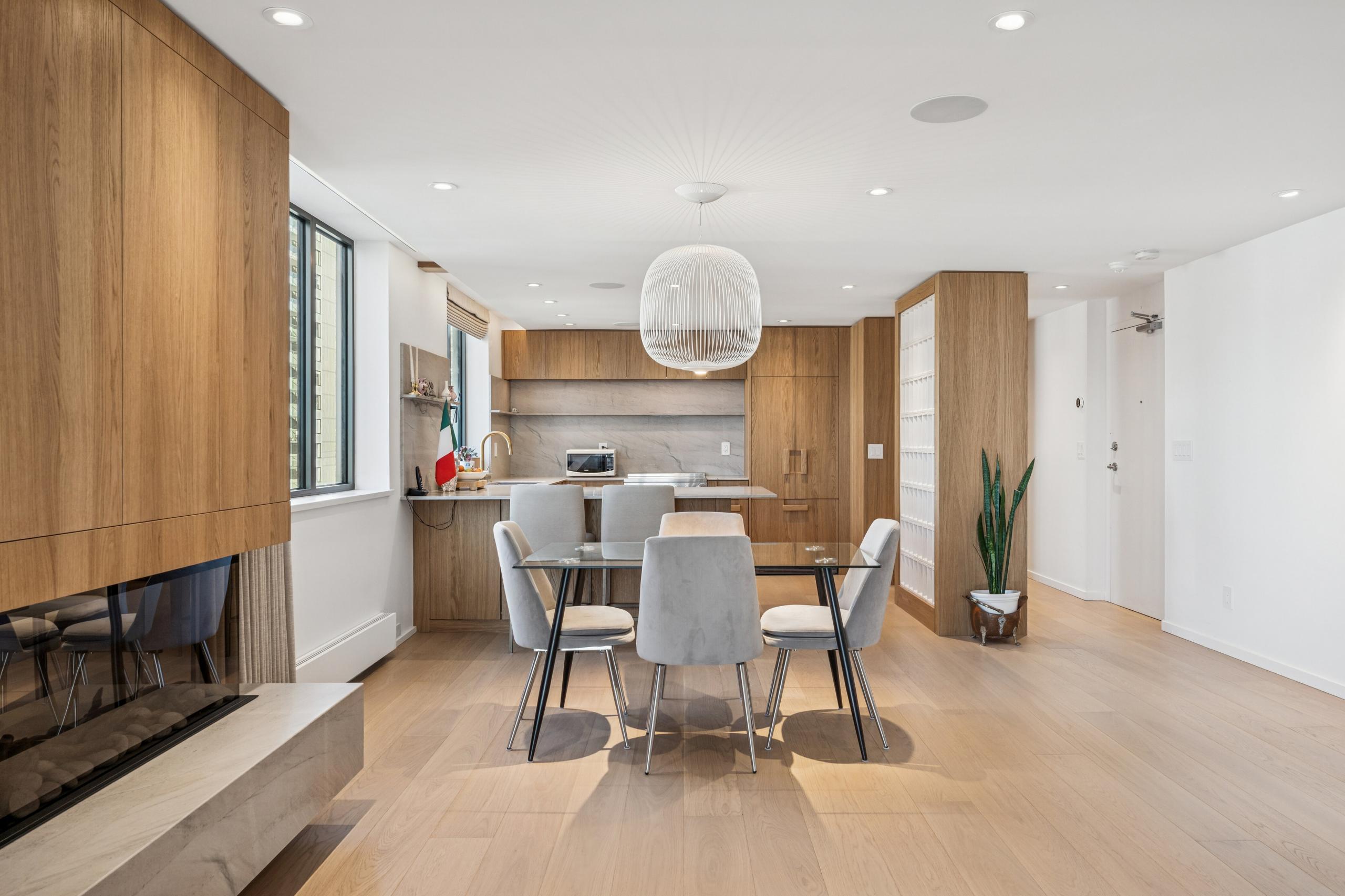 502-2090 Argyle Avenue, West Vancouver listing image