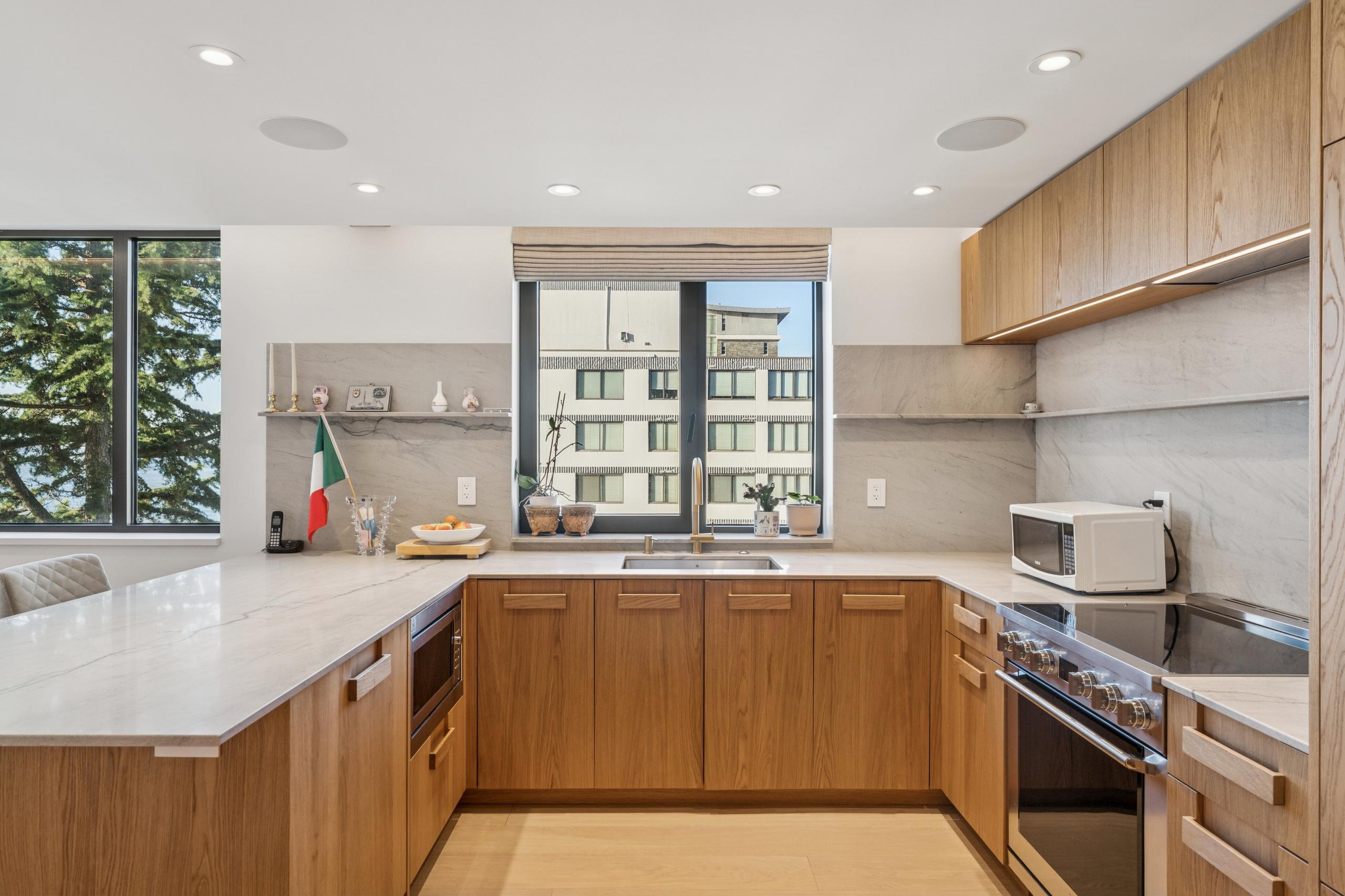 502-2090 Argyle Avenue, West Vancouver listing image