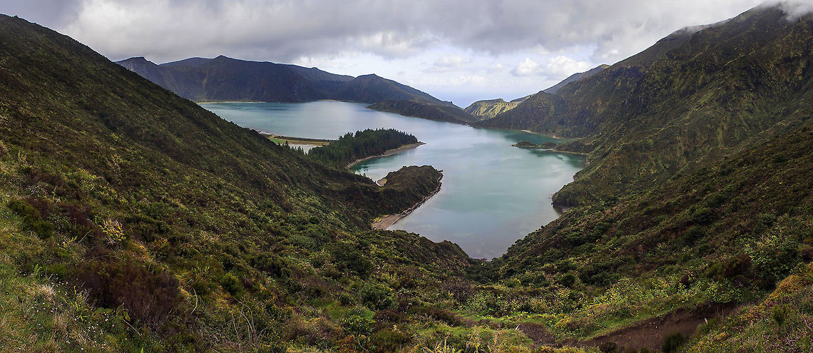 Lagoa do Fogo Lagoa do Fogo, S&atilde;o Miguel Island, Azores.<br />
<br />
A beautiful site location, excellent in terms of plantae Biodiversity, Geology, and landscape. Geotagged,Portugal,azores,lagoa do fogo,landscape,panorama,panorama factory,são miguel,volcano,volcano crater