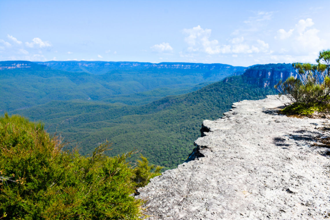 Lincoln_Rock This ledge at the edge of a rock gives a stunning view. Australia,Geotagged,Wentworth Falls