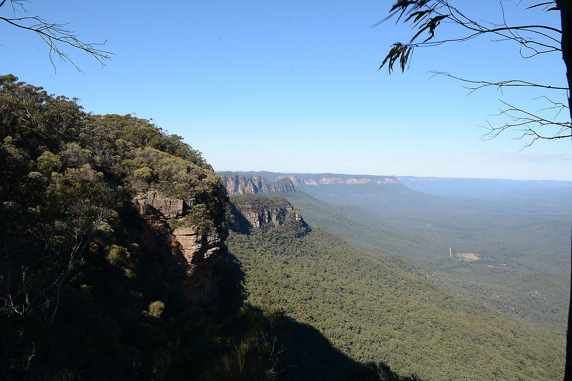 Rugged Ridge on the edge of the Jamison Valley A hazy day in the mountains. Out along Tablelands Rd past the old Queen Victoria TB Hospital Australia,Fall,Geotagged,Jamison Valley