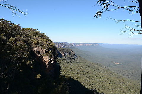 Rugged Ridge on the edge of the Jamison Valley A hazy day in the mountains. Out along Tablelands Rd past the old Queen Victoria TB Hospital Australia,Fall,Geotagged,Jamison Valley