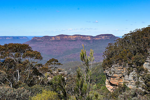 Korowal - Mt Solitary Mount Solitary, a mountain that is part of the Blue Mountains Range, a spur off the Great Dividing Range, is situated within the Blue Mountains National Park, New South Wales, Australia. Mount Solitary is located approximately 100 kilometres (62 mi) west of Sydney, and a few kilometres south of Katoomba, the main town in the Blue Mountains.
The local indigenous people called the mountain Korowal, meaning 'the strong one'.[1] The origin of the contemporary name is obscure, but it may be based on the fact that Mount Solitary is the only mountain in the Jamison Valley.  Australia,Blue Mountains,Geotagged,Korowal,Winter