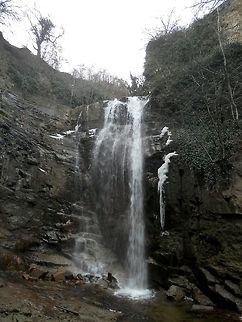 Tbilisi waterfall Leghvtakhevi The Tbilisi waterfall Leghvtakhevi is in a shady canyon so part of it freezes in winter.
https://www.jungledragon.com/image/48386/frozen_waterfall.html Georgia,Geotagged,Waterfall,Winter