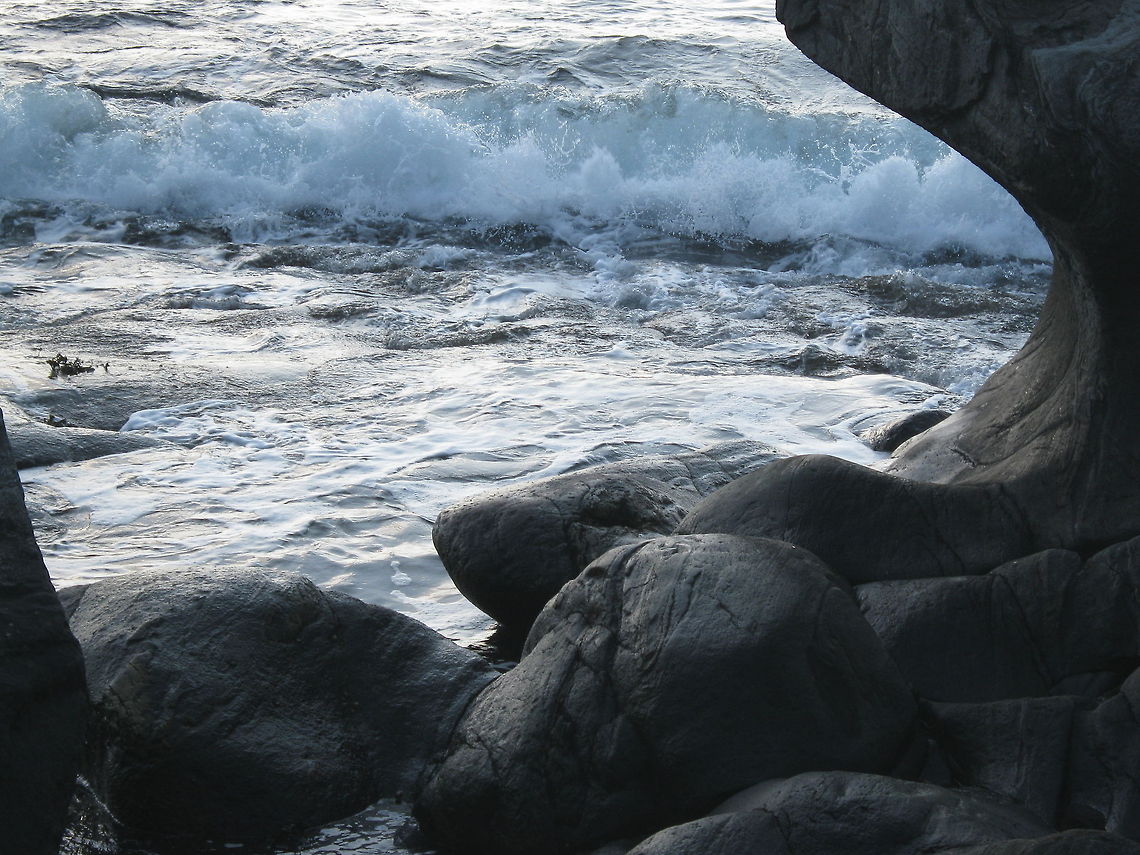 Waves crashing in ThIs stone is a famous touristattraction in Norway. The stone has been formed by the Atlantic ocean for many many years. Many people have been climbing to the top of it. Atlantic Ocean,Geotagged,Kannesteinen,Norway,Waves