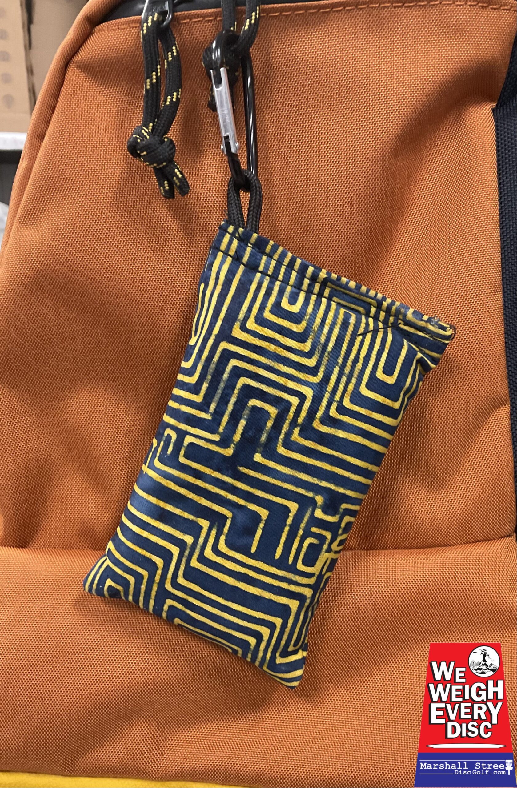 437481 Chalky Bags with Carabiner - Navy Maze-NavyGold, Chalky Bags