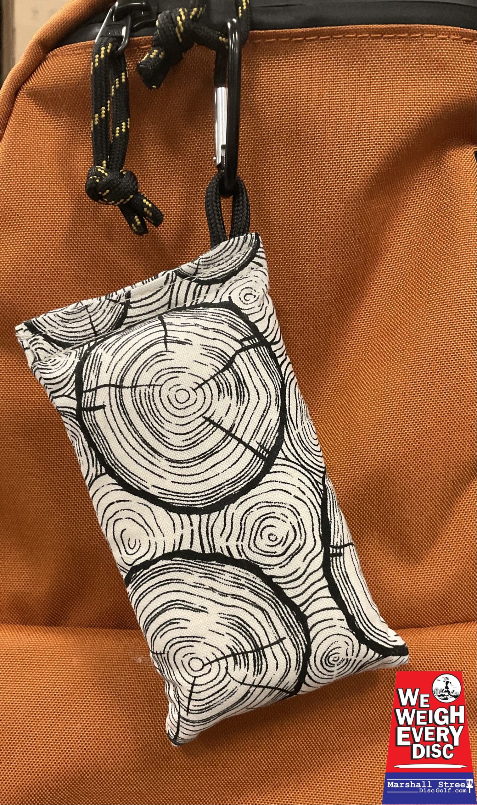 462709 Chalky Bags with Carabiner - Log Grain-White, Chalky