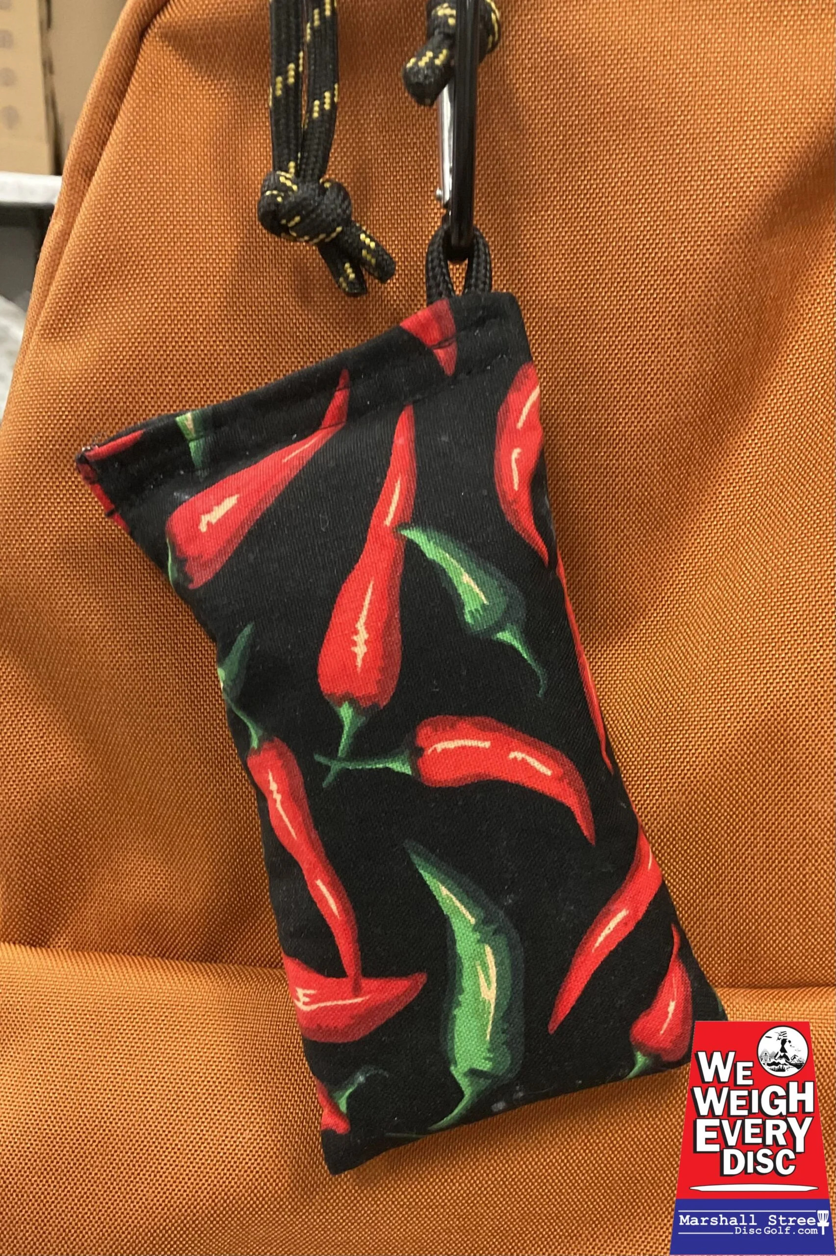 498308 Chalky Bags with Carabiner - Chili Peppers-Black, Chalky