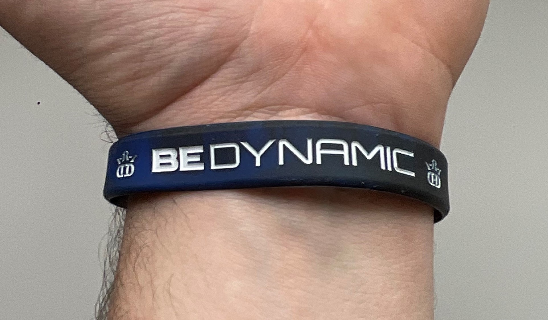 817049 Dynamic Discs Be Dynamic Wristband - Black Blue, OSFM