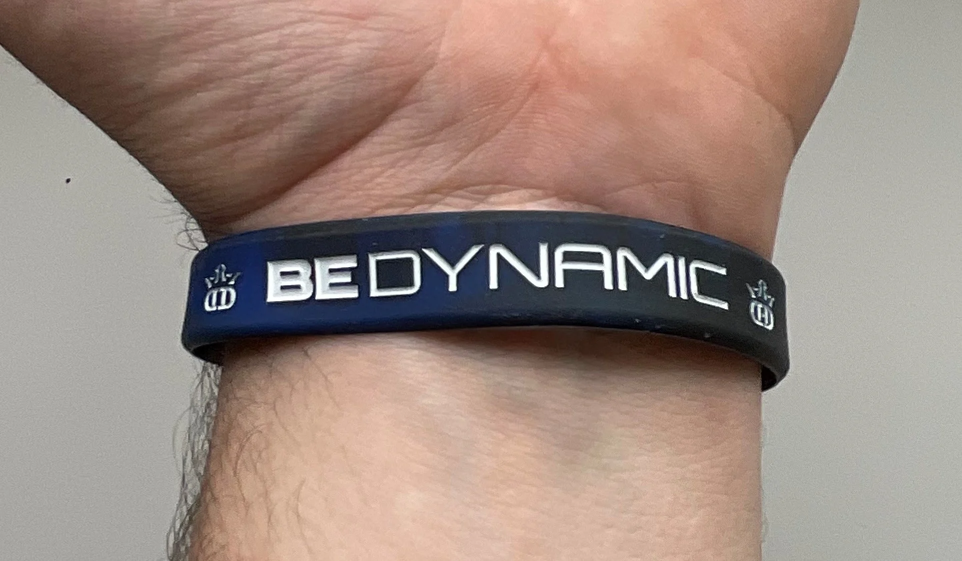 817049 Dynamic Discs Be Dynamic Wristband - Black Blue, OSFM