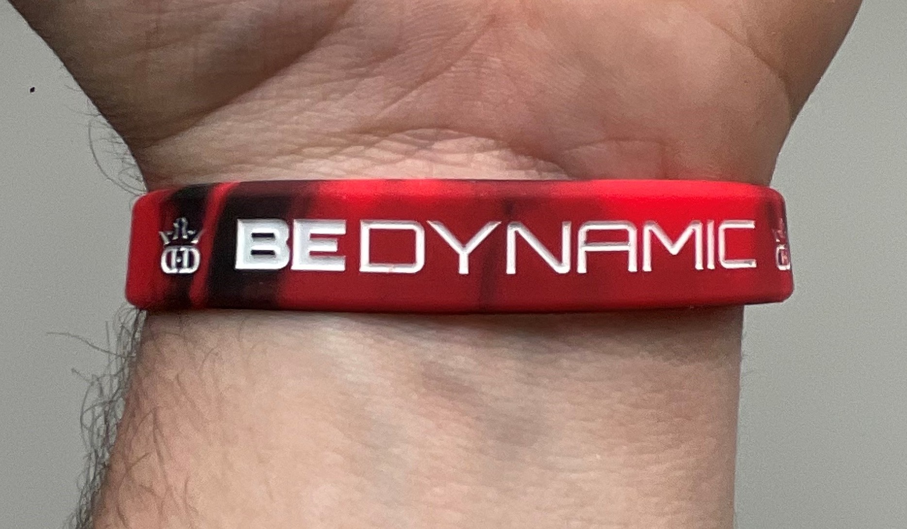 817052 Dynamic Discs Be Dynamic Wristband - Red Black, OSFM