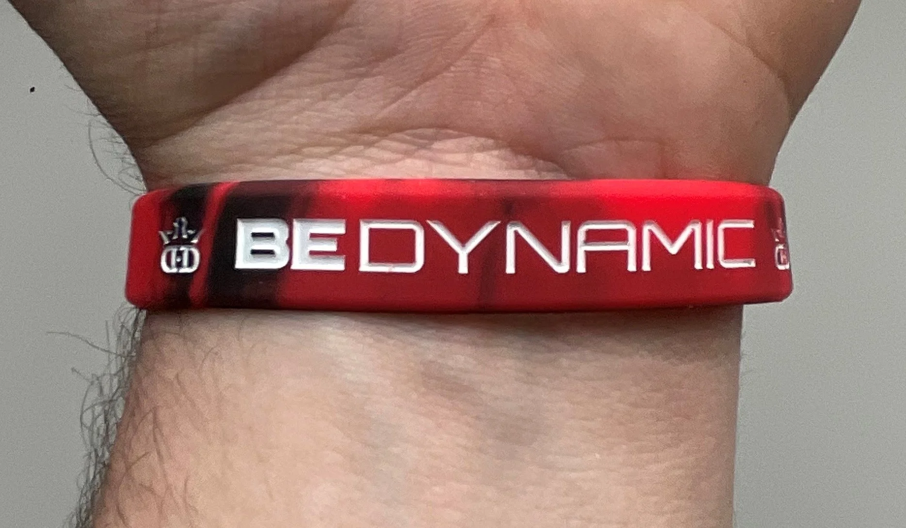 817052 Dynamic Discs Be Dynamic Wristband - Red Black, OSFM