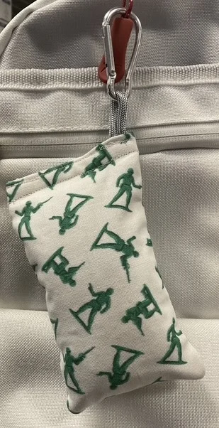 933891 Clay Bags with Carabiner - Army Men-White, CLAY