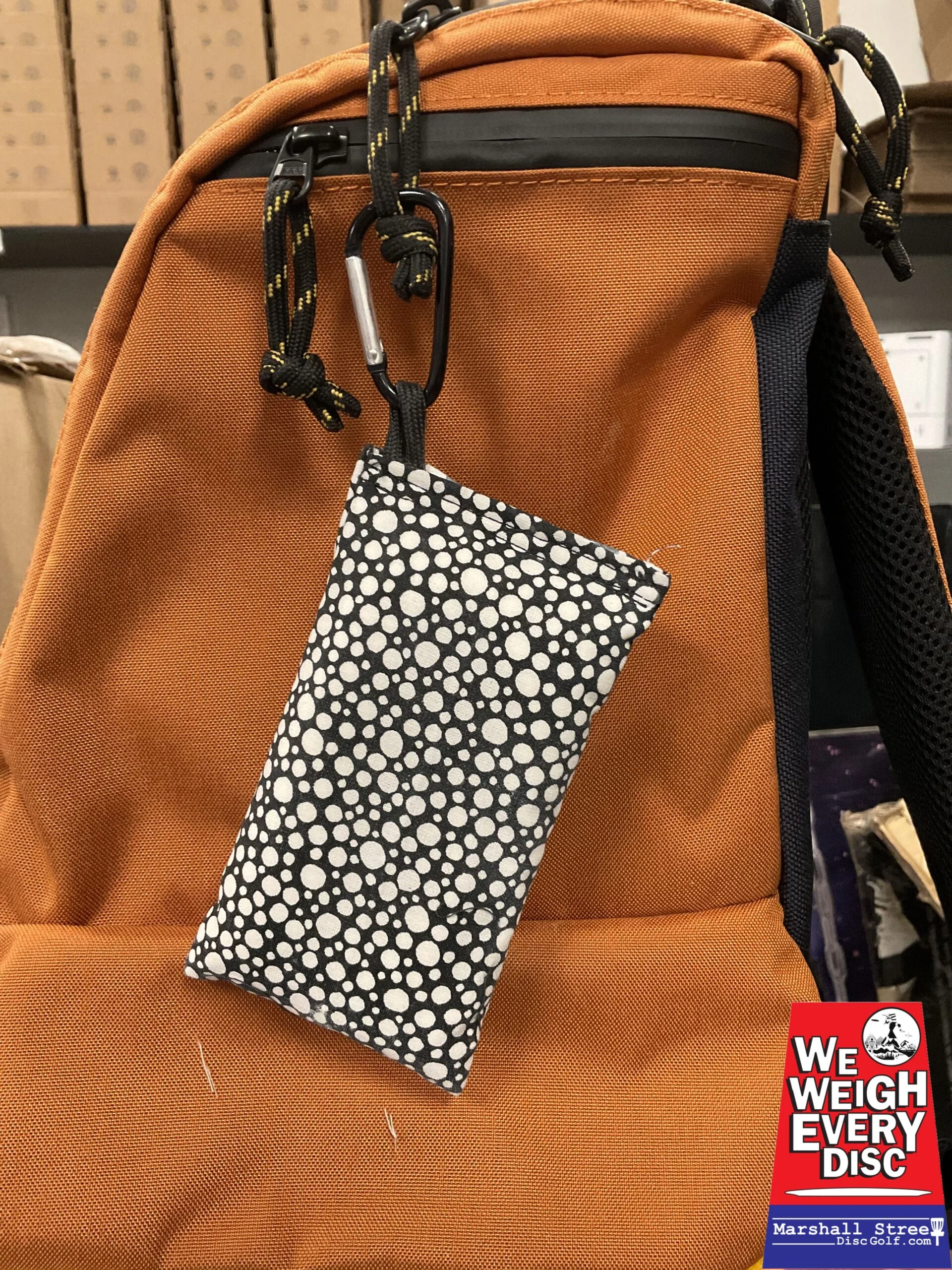 995266 Chalky Bags with Carabiner - Black With Bubbles, Chalky Bag
