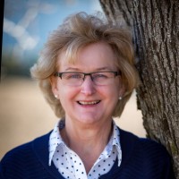 Gwen Seagraves Email & Phone Number