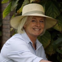 Loes van Den Bos Email