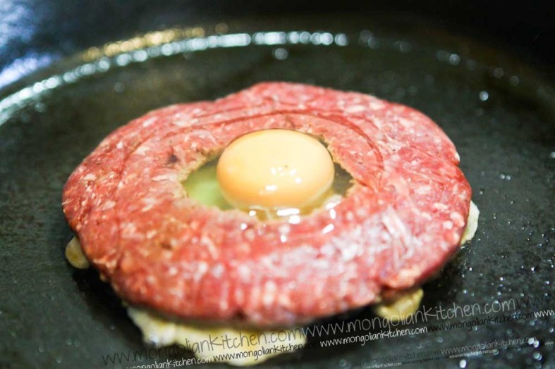 Beef burgers with an EGG Centre