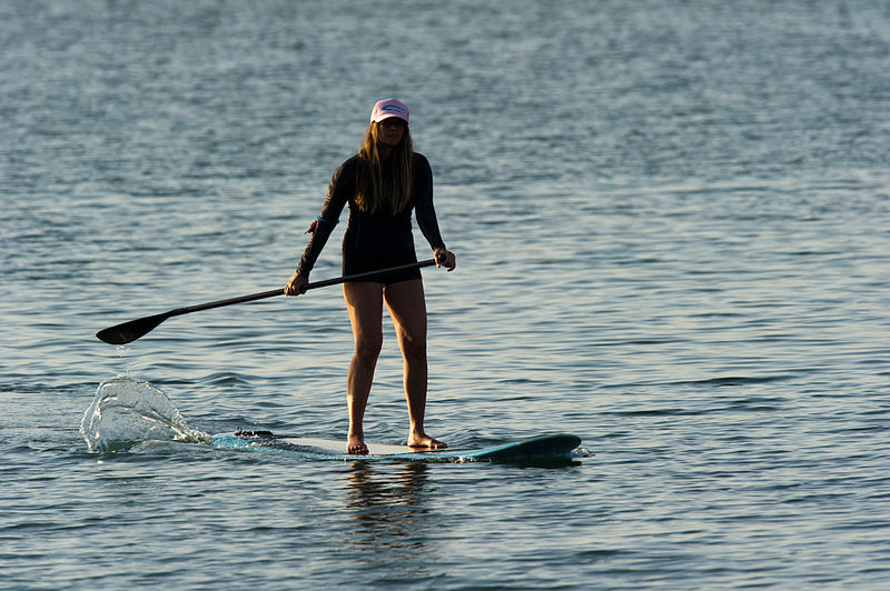 800px-Woman_stand_up_paddle_surfing