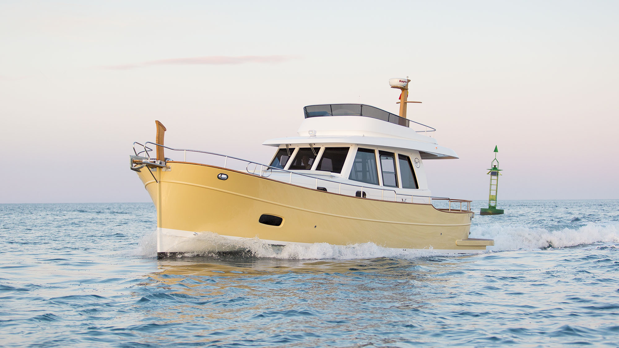 Islander 42 flybridge – brochure (3) Islander 42 flybridge - brochure (3)