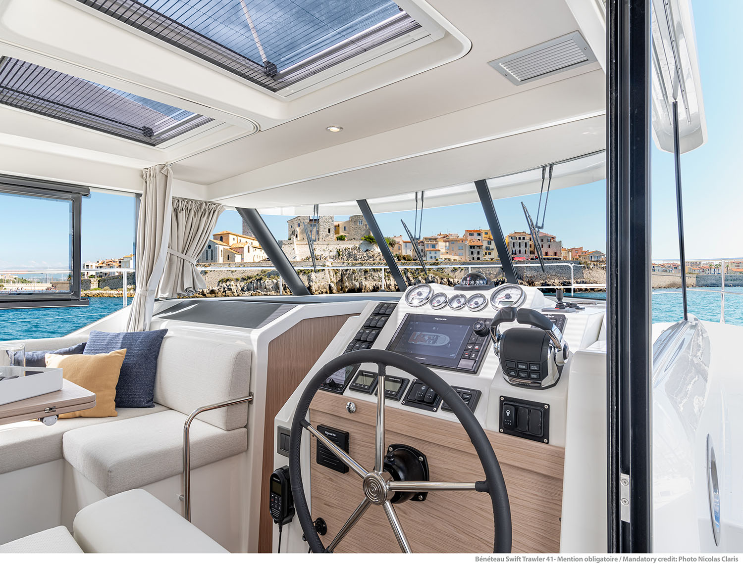 Beneteau ST41 helm web