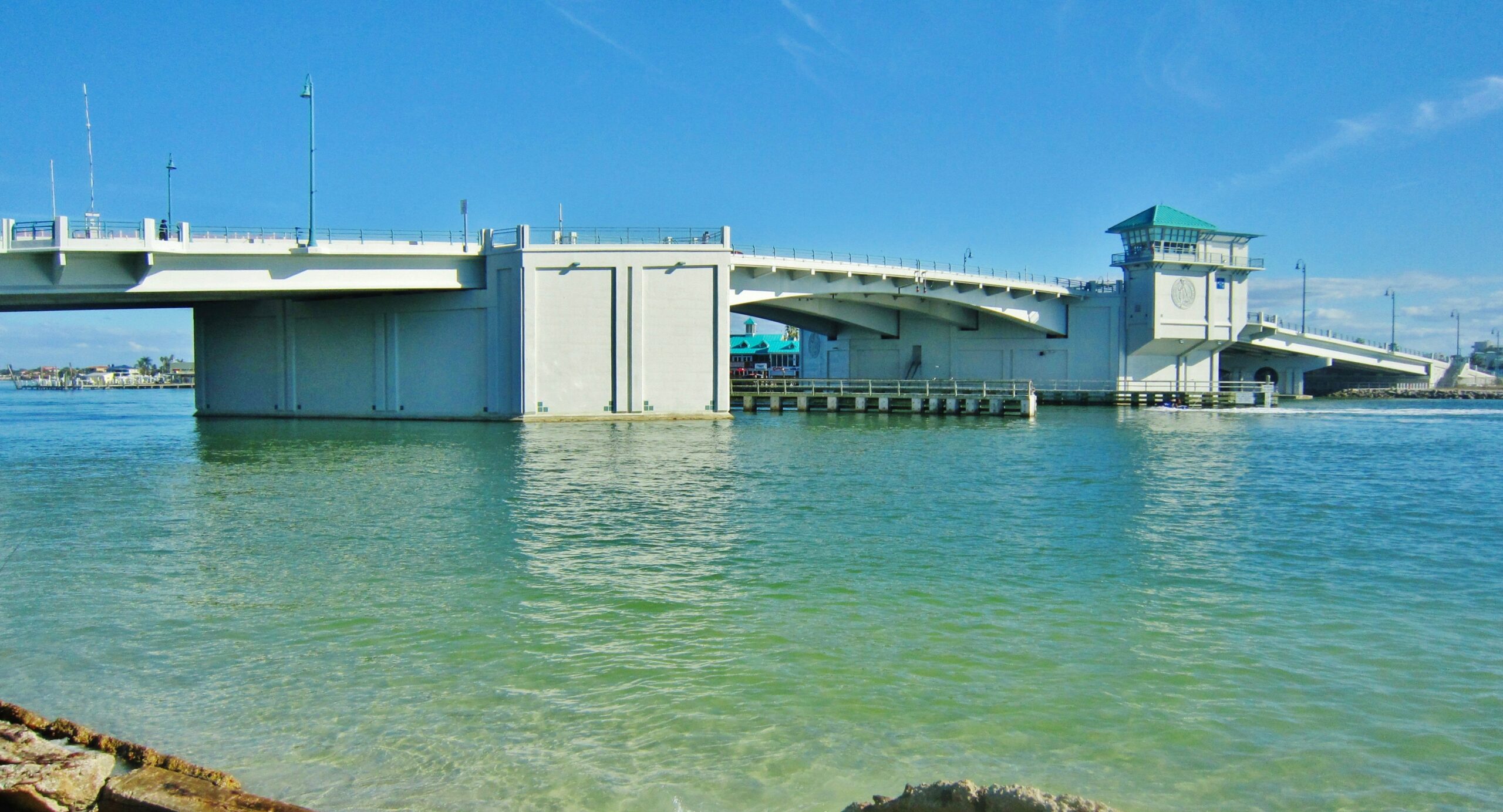 Bridge_crossing_over_John’s_Pass,_Madeira_Beach,_Florida._Le_pont_levant_traversant_la_Passe_-_panoramio Bridge_crossing_over_John's_Pass,_Madeira_Beach,_Florida._Le_pont_levant_traversant_la_Passe_-_panoramio