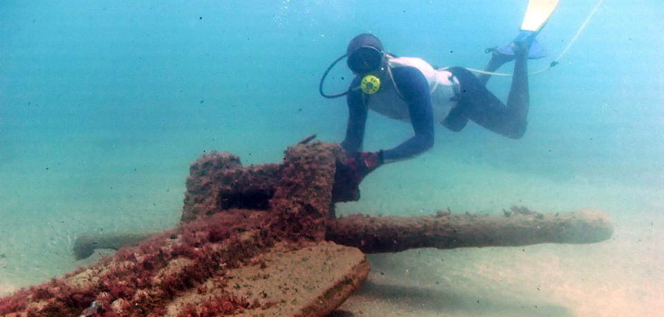 Big anchor underwater cropped 2