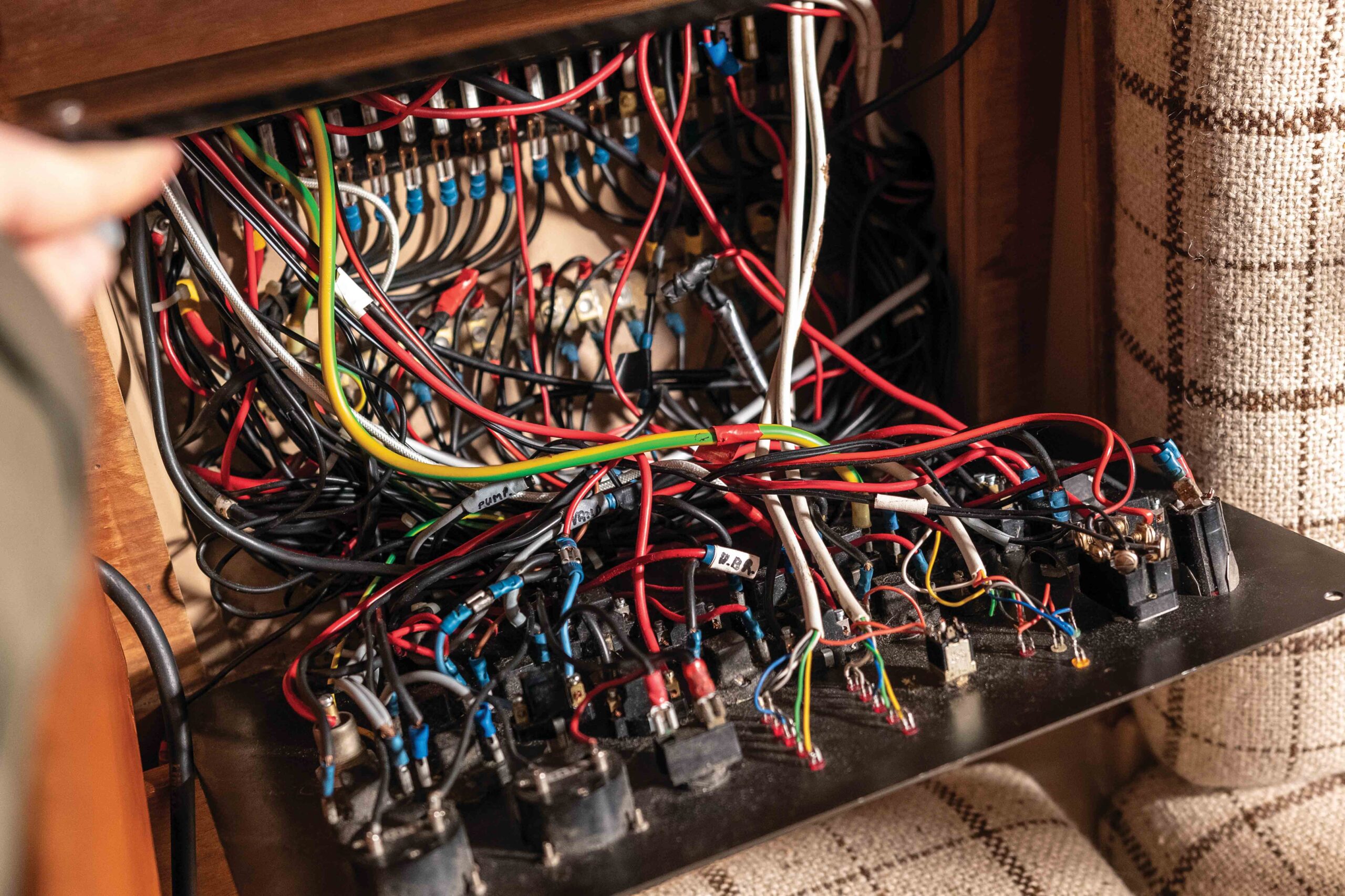 web troubleshooter boat wiring AdobeStock_267840469 web troubleshooter boat wiring AdobeStock_267840469