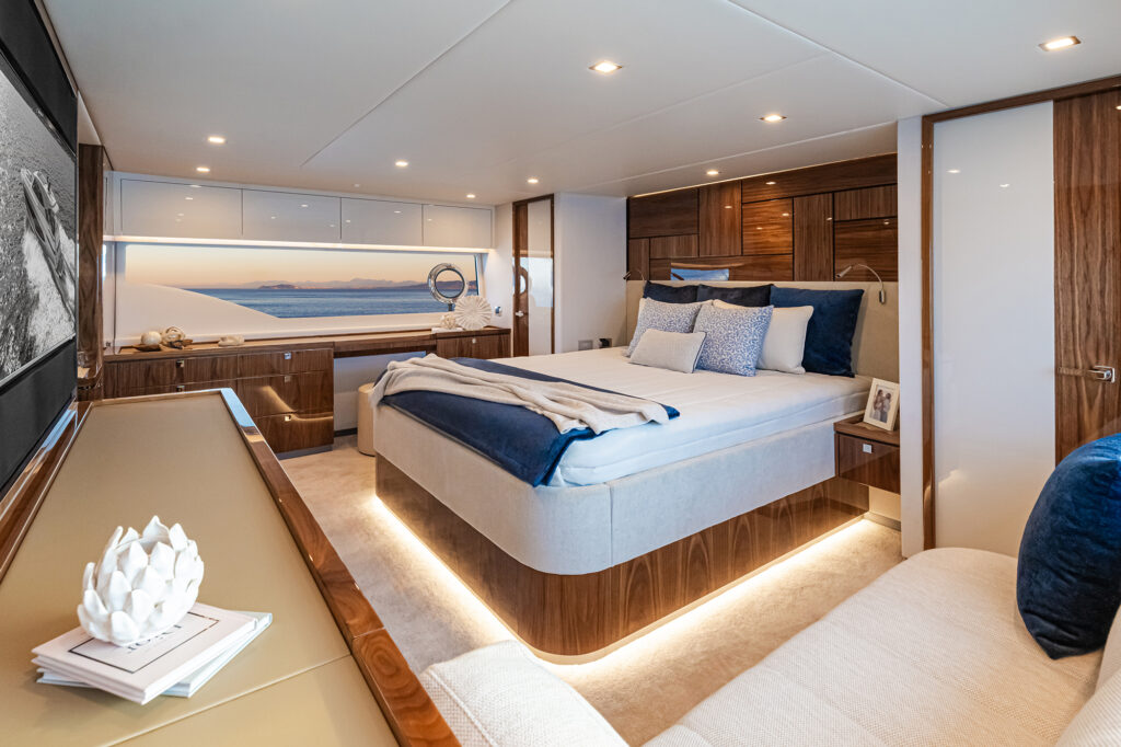 Riviera 6800 Sport Yacht master stateroom