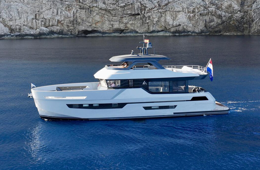 Outer Reef 780 Adventure