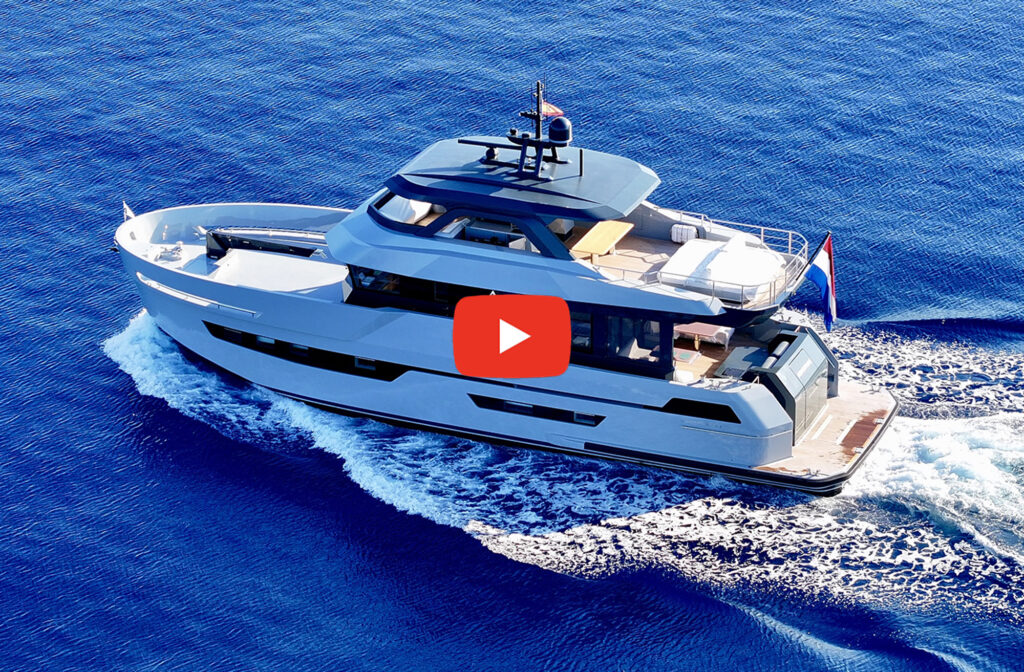 Outer Reef 780 Adventure