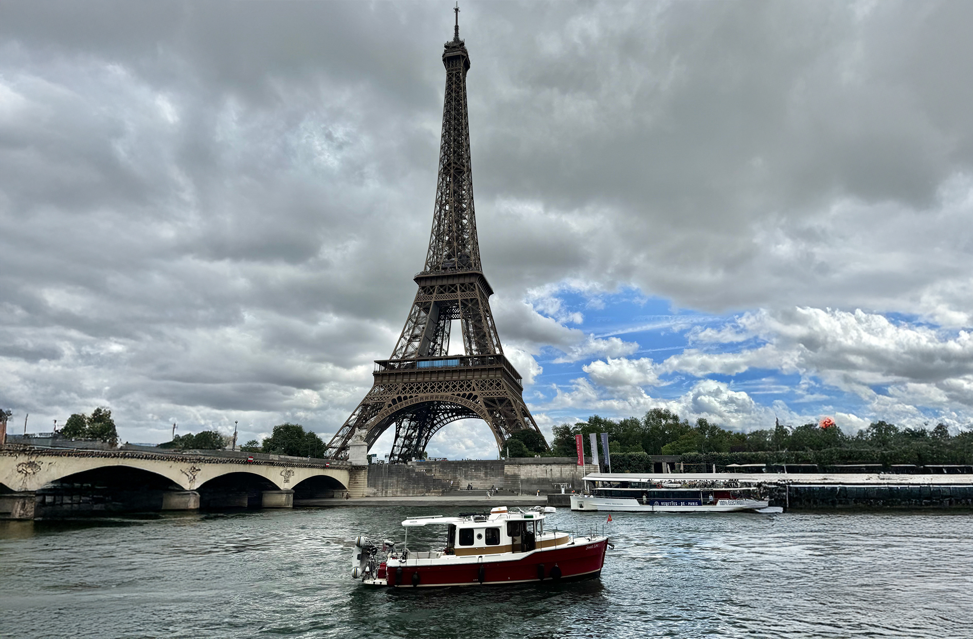 feat_Ranger Tugs – Paris Boat in front of the Eiffel tower