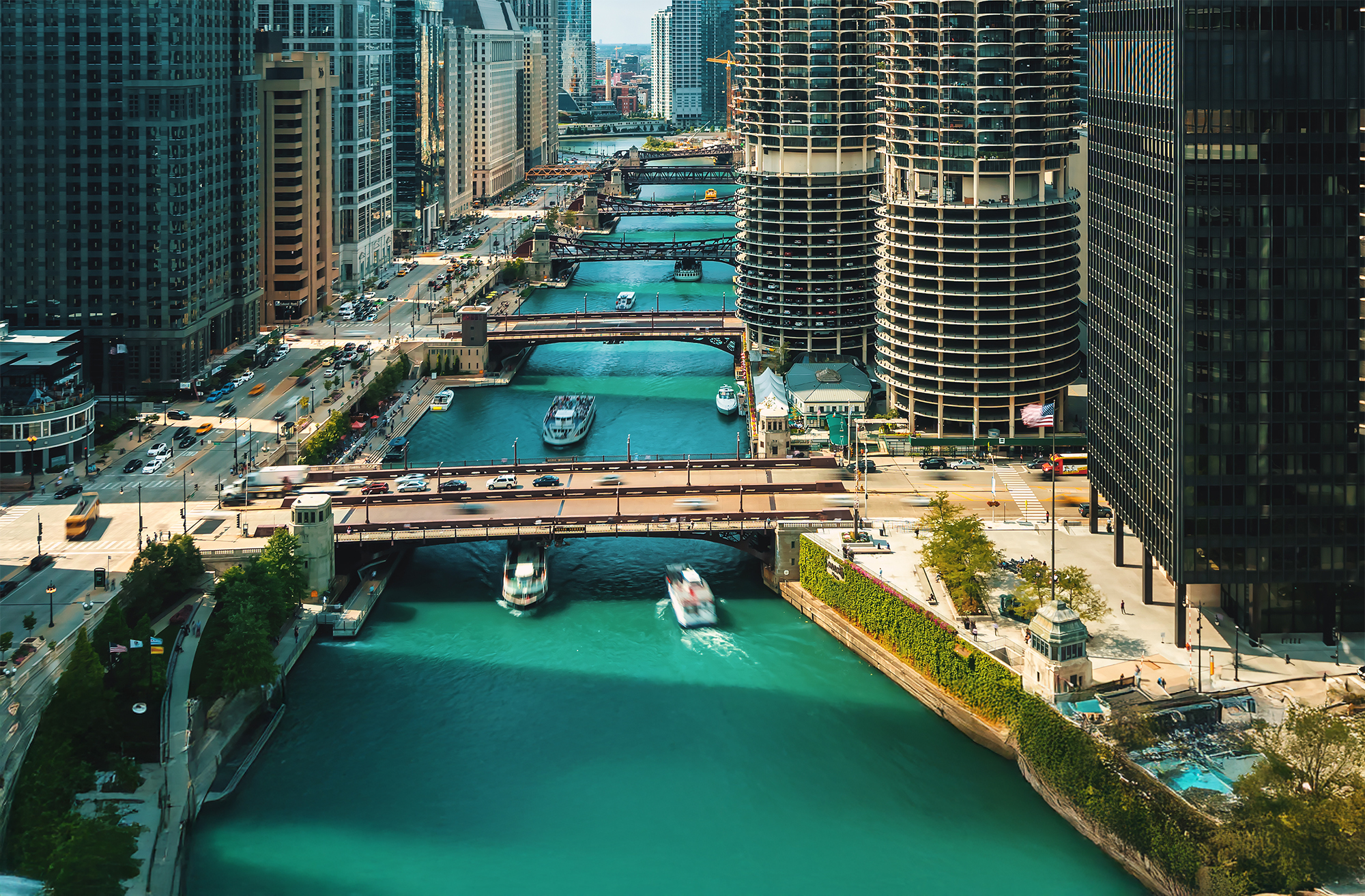Chicago River with boats from above Chicago River with boats and traffic from above in the morning