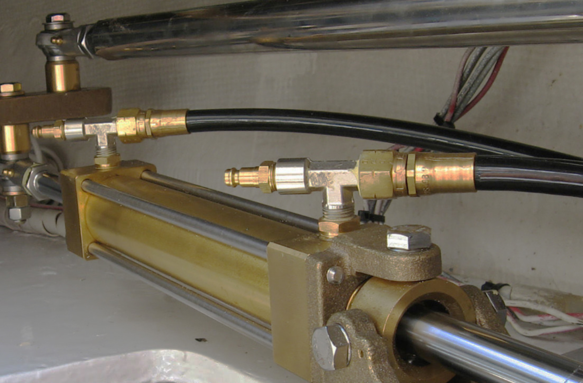 feat-hydraulics-on-boat Hydraulic hoses on a boat