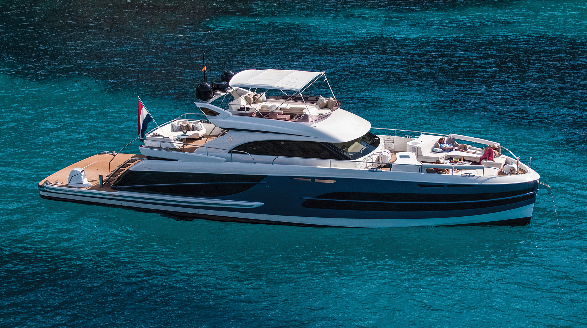 prm-VAN_DER_VALK_BeachClub_660_Flybridge