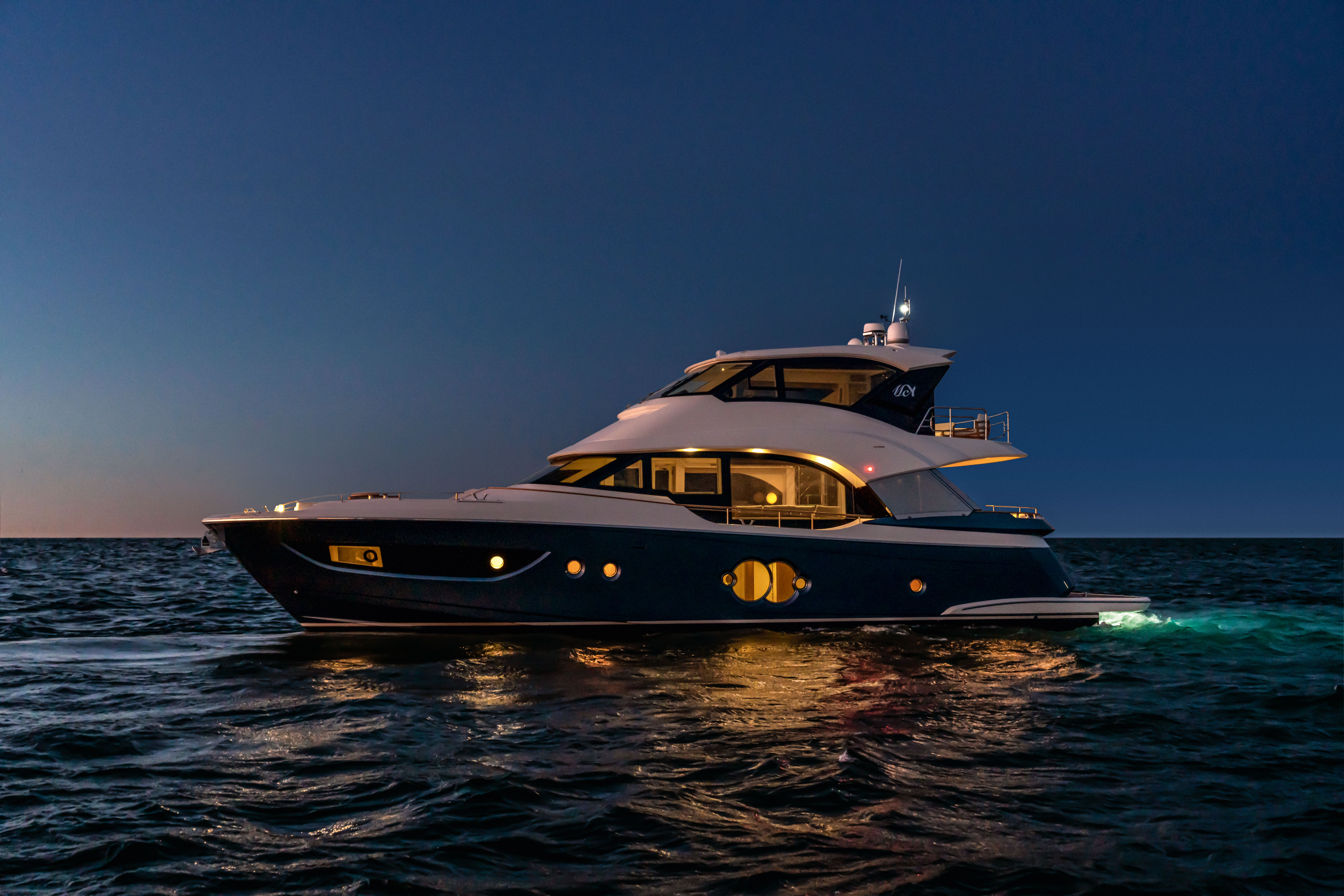 01_MCY70skylounge_Mooring