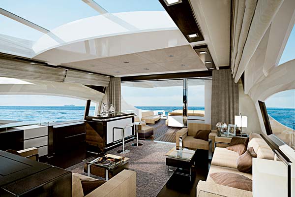 A trademark of Azimut's S series is expansive glass, including the aft bulkhead and overhead, which floods the saloon and dining area with natural light.