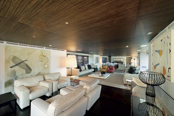 Instead of bulkheads doing the trick, furniture distinguishes some room borders.