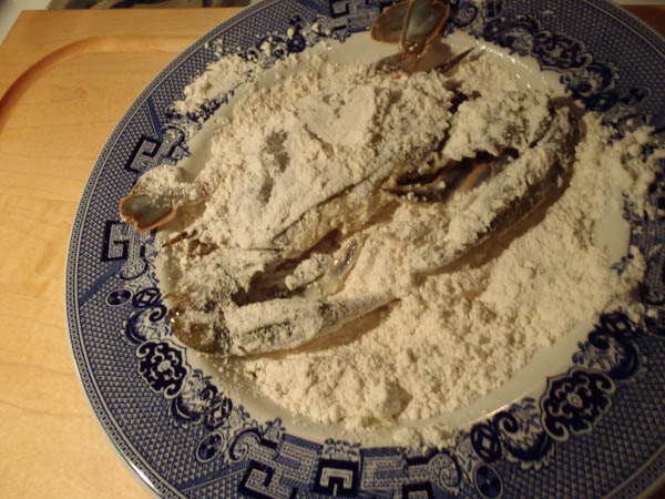 Dredge crab in flour Dredge crab in flour