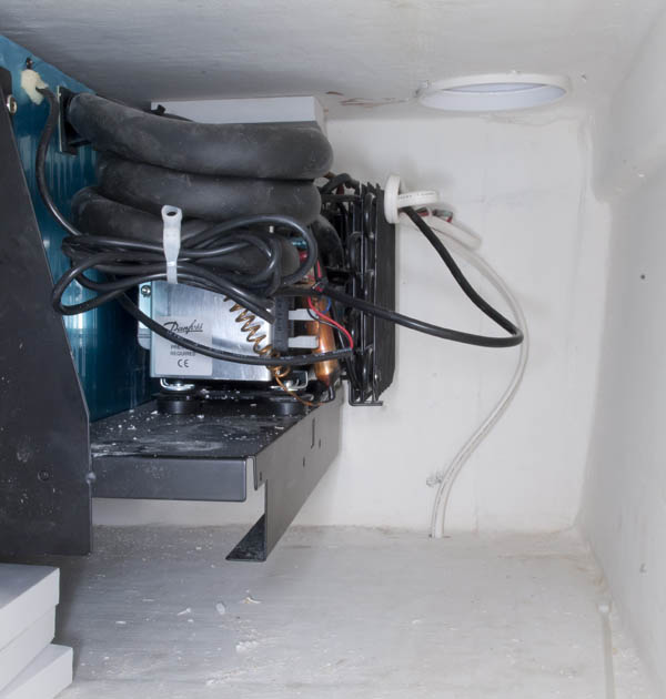 Installing a Cockpit Drawer Refrigerator – step 3 Installing a Cockpit Drawer Refrigerator - step 3