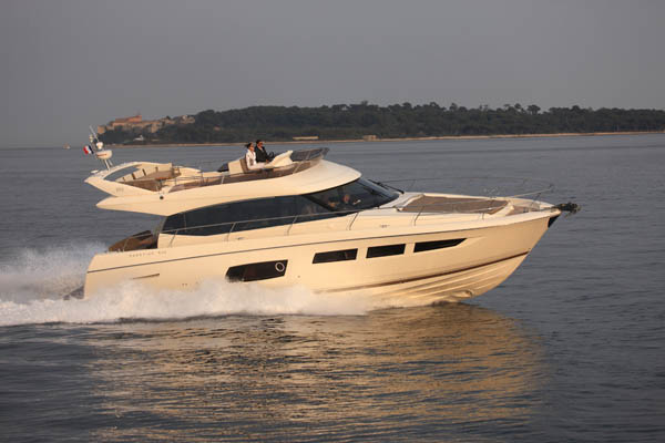Prestige 550 Flybridge – running shot 1 Prestige 550 Flybridge - running shot 1