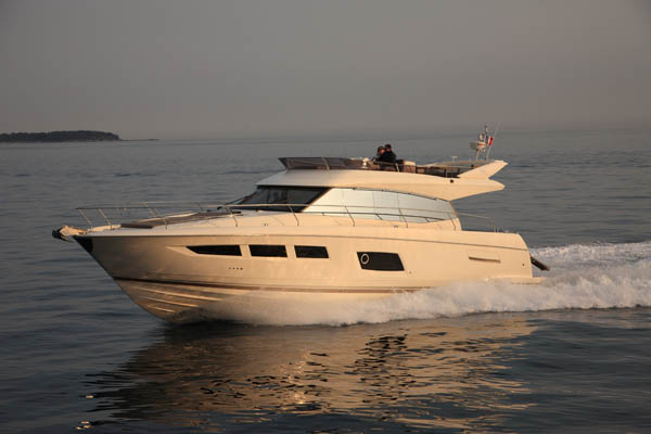 Prestige 550 Flybridge - running shot 2