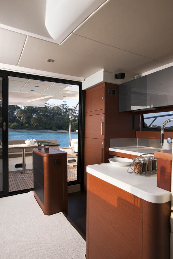 Prestige 550 Flybridge galley Prestige 550 Flybridge galley