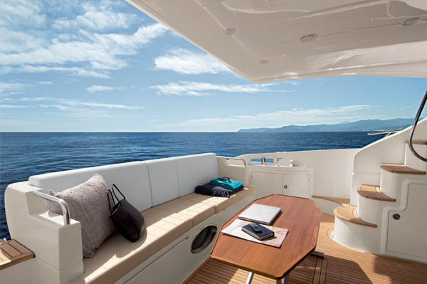 Azimut 60 cockpit
