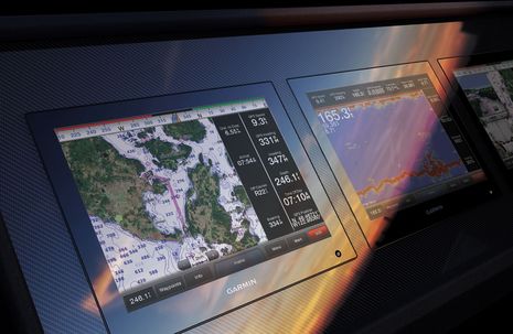 Garmin_8000_glass_bridge.jpg