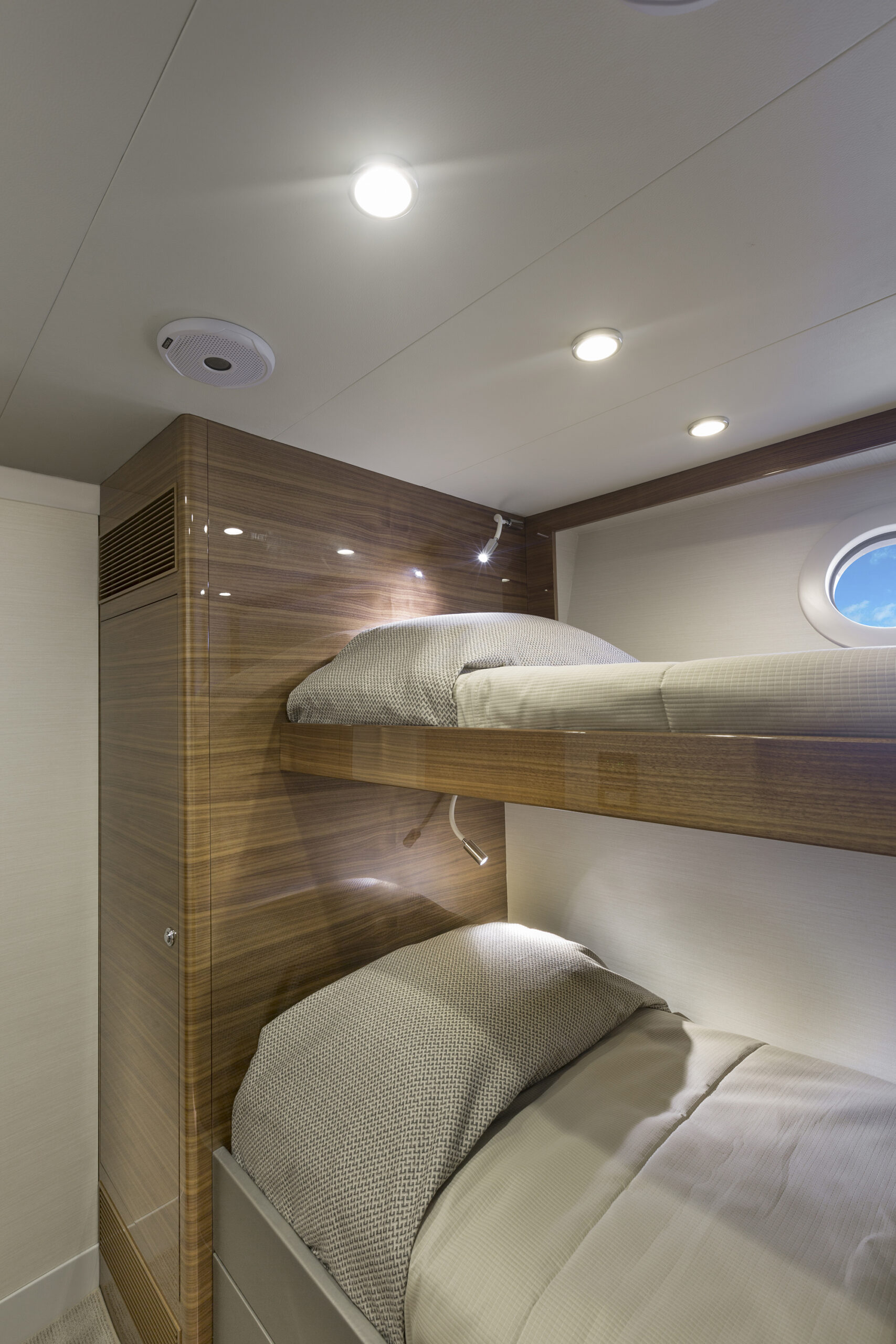 Stbd Guest 021 ©Jim Raycroft