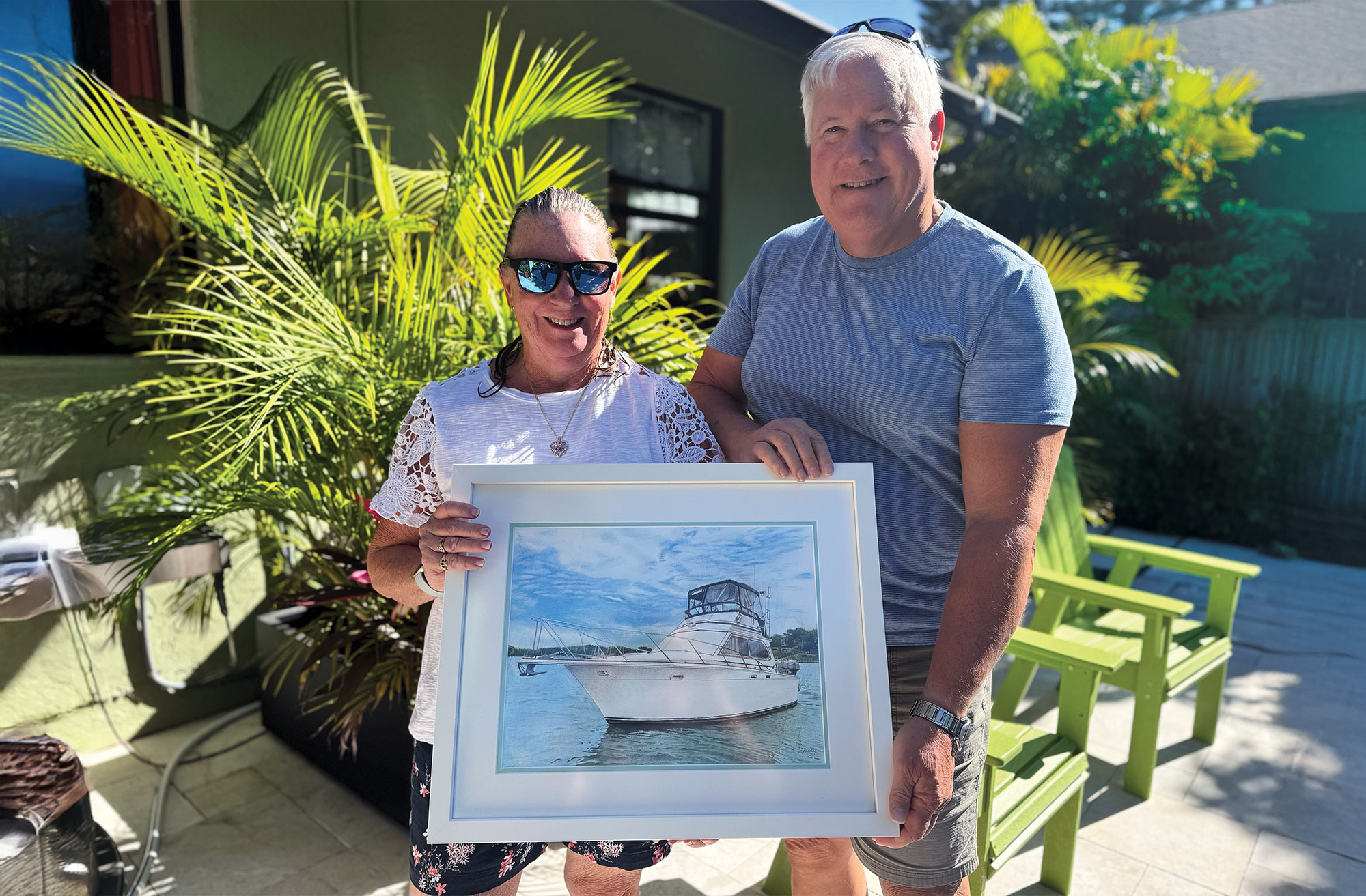feat_dans_parents Couple holding drawing of a boat.