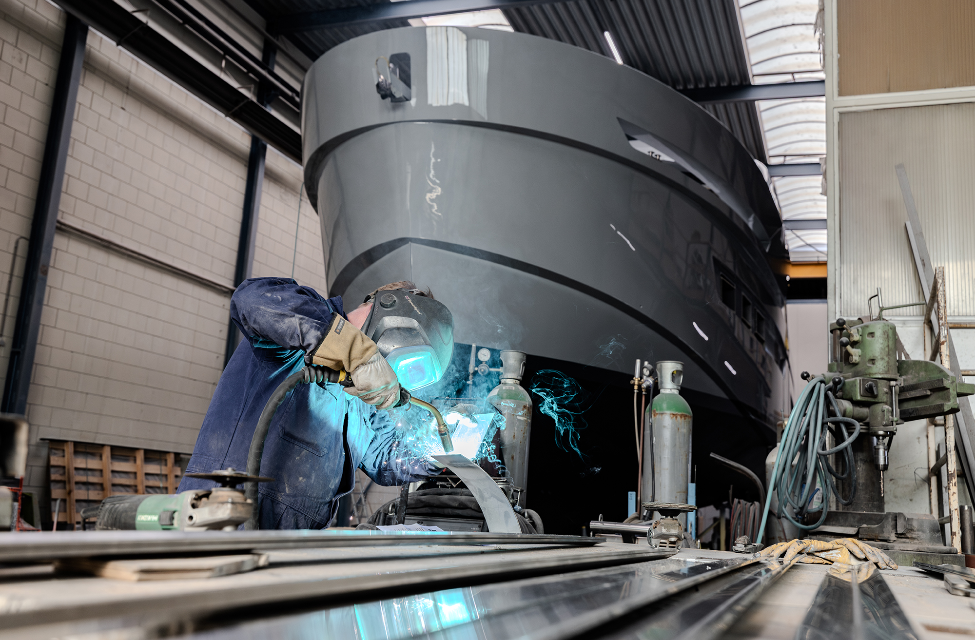 feat-lynx Welder making a boat