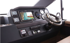 Sealine F380 helm