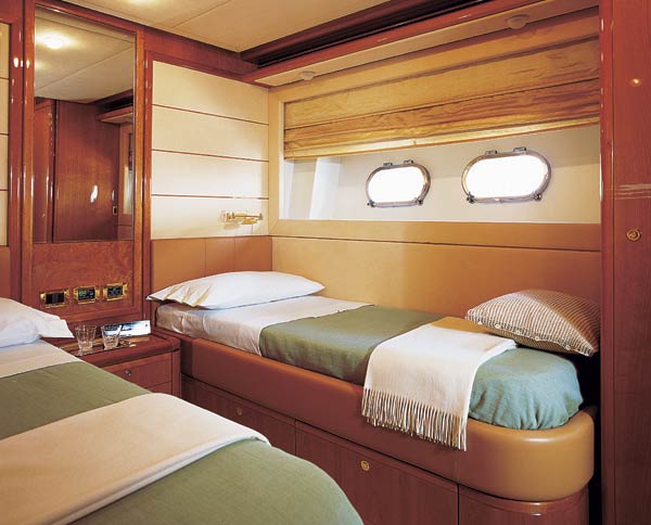 ferretti880-yacht-g4.jpg promo image