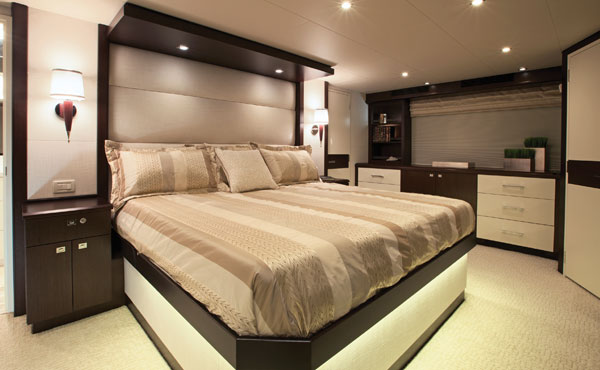 Hatteras100_06_MasterStateroom.jpg promo image
